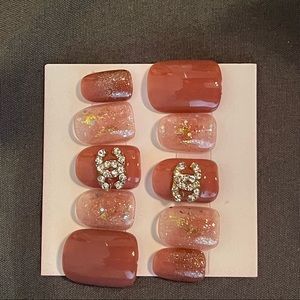 press on nails/ fake nails